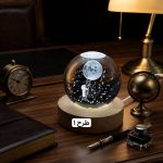 گوی کریستالی چراغ‌دار پایه چوبی طرح کیهان و فضانورد - تصویر 2