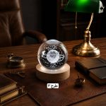 گوی کریستالی چراغ‌دار پایه چوبی طرح کیهان و فضانورد - تصویر 3