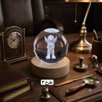 گوی کریستالی چراغ‌دار پایه چوبی طرح کیهان و فضانورد - تصویر 5
